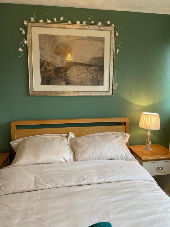 1 Luxurious Double Bedroom With Private Shower Reading Exterior photo