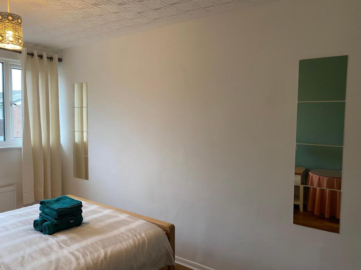 1 Luxurious Double Bedroom With Private Shower Reading Exterior photo